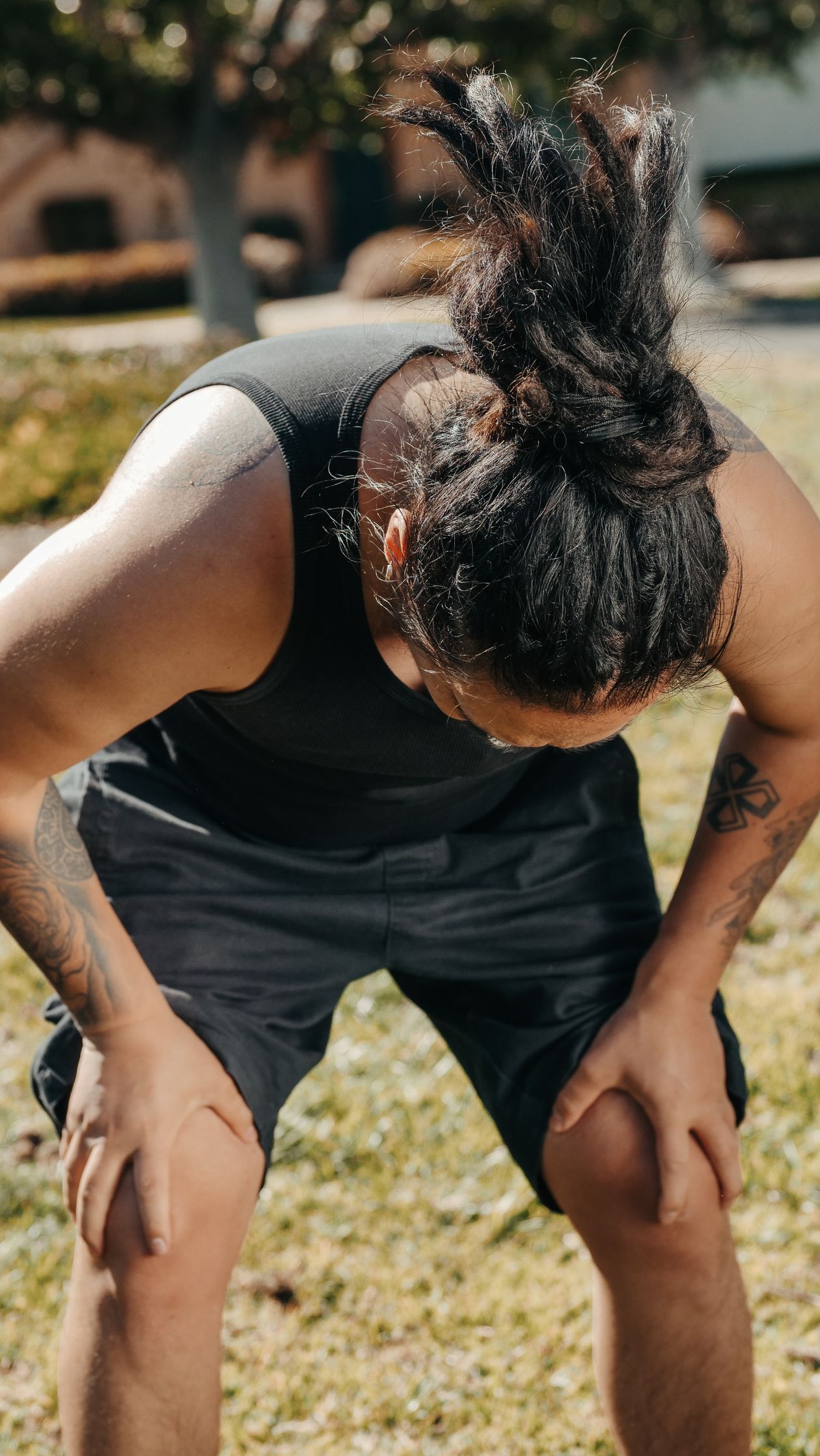 man holding his knee in pain outdoors representing knee arthritis and joint discomfort after 40 affecting daily activity