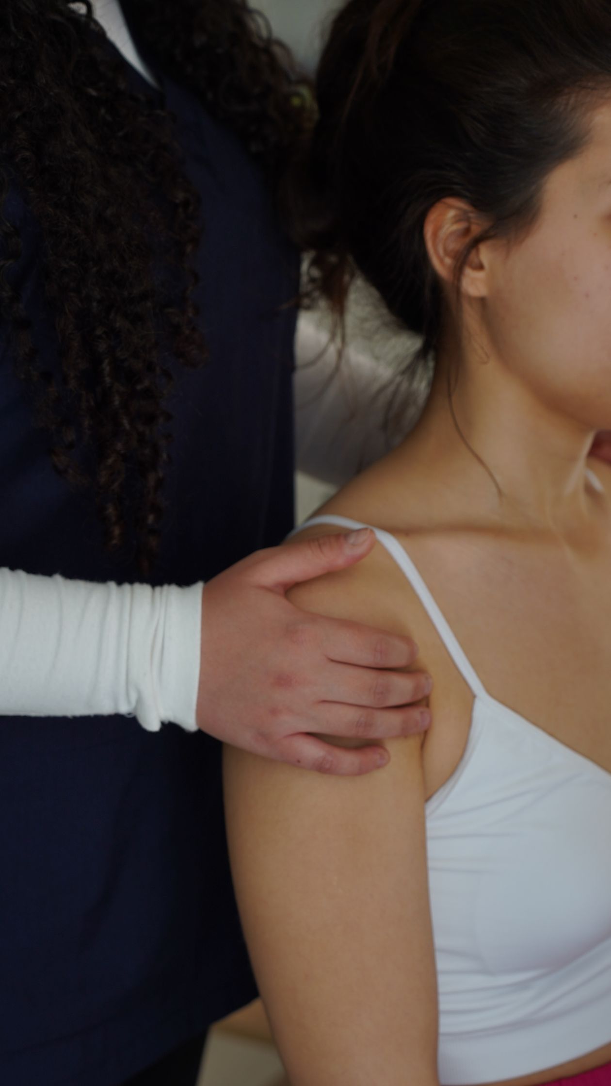 physiotherapist adjusting a patient shoulder during therapy session for shoulder pain relief